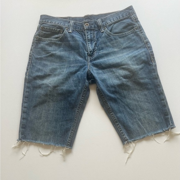 EUC‎ Levi's 511 Shorts Size 32x10 Mens Slim Bermuda Blue Denim Shorts (B5) - Picture 2 of 7